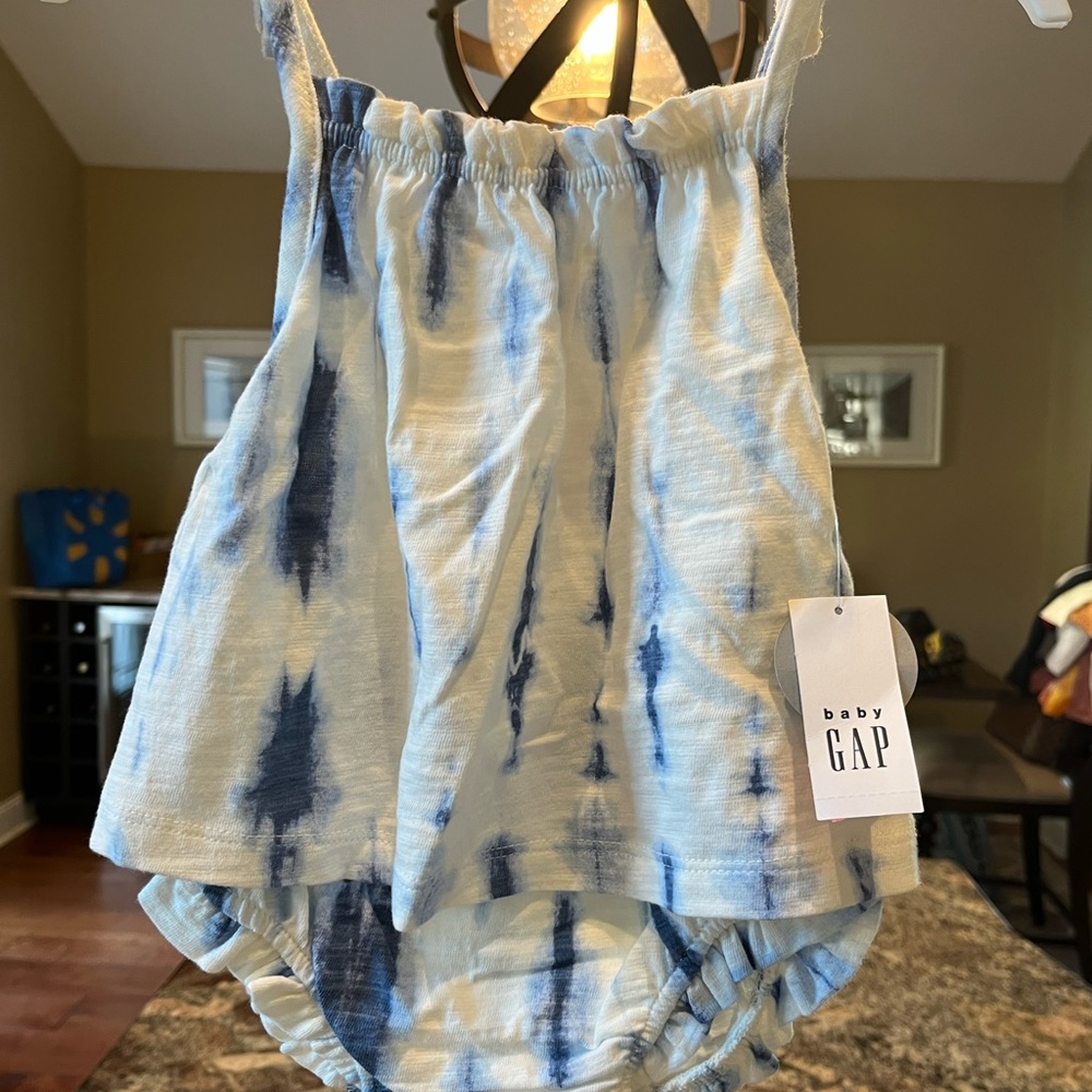 Baby gap , nwt , 2 piece set